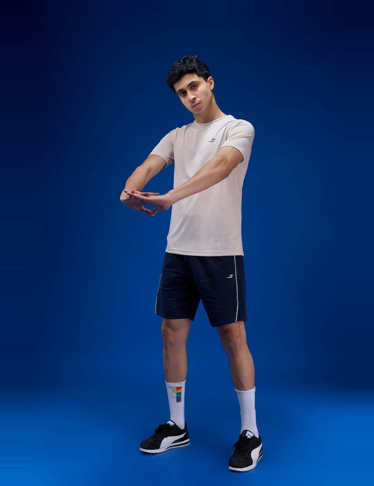 Sportzfit Men's Geo-Mesh Tee in Beige – stretching pose
