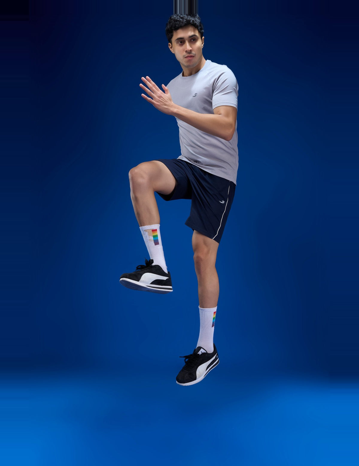Sportzfit Men's Geo-Mesh Tee in Grey – action pose